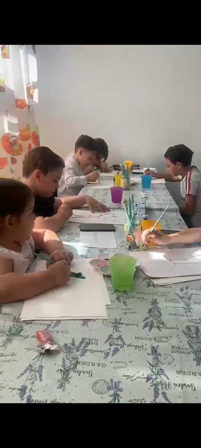 Copii concentrați la pictură